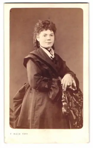Fotografie F. Raps, Coeln, Hohenzollernstrasse 42, Porträt Dame Lina Wachter mit Locken
