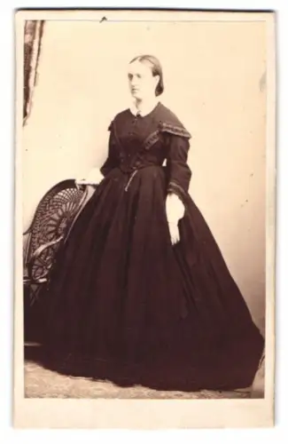 Fotografie Fotograf unbekannt, St. Petersburg, Dame im eleganten Kleid mit Stuhl, 1865