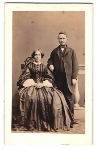 Fotografie E. Bieber, Hamburg, gr. Bäckerstr. 26, Paar in eleganter Kleidung