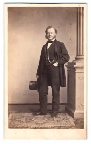 Fotografie A. Siegmund, Hamburg, elegant gekleideter Herr mit Zylinder