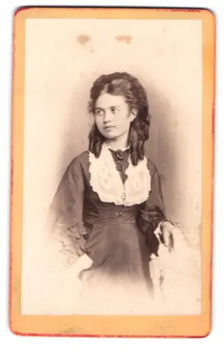 Fotografie Julius Meyer, Sondershausen, Marienstrasse 8, Porträt der junge Frau Amanda Schwalbe mit Korkenzieherlocken