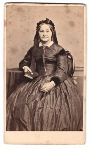 Fotografie A.H. Heckmann, Osnabrück, Johannesstrasse 68, Dame Sophie Ringelmann-Ruwe mit Buch in elegantem Kleid