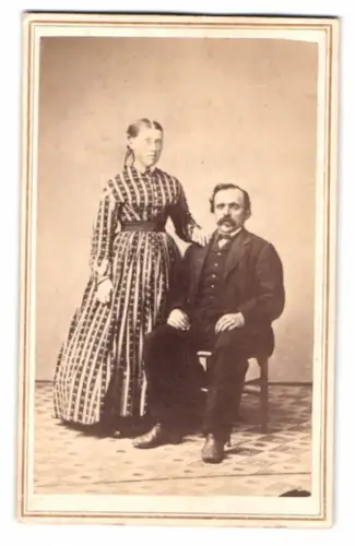 Fotografie N. Jenks, Boonville / N.Y., Manchester & Wilson`s Book Store, Stehendes Paar mit eindrucksvollem Kleid