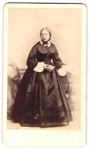 Fotografie Maler Buchner, Stuttgart, Frau in elegantem Kleid