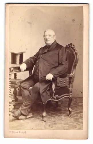 Fotografie F. Brandseph, Stuttgart, Württembergstrasse, Älterer Herr im eleganten Sessel