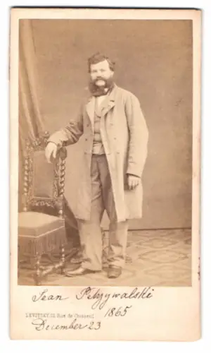 Fotografie Levitsky, Paris, Rue de Choiseul 22, stehender Herr Jean Petyywalski mit Bart, 1865