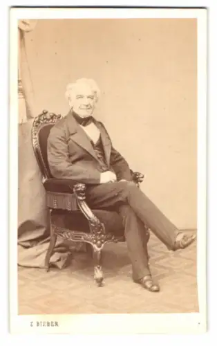 Fotografie E. Bieber, Hamburg, Gr. Bäckerstrasse 26, Porträt eines älteren Herrn auf antikem Stuhl