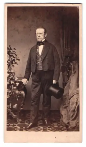 Fotografie Gg. Wolf & Co, Hamburg, Hohe Bleichen 31, Portrait eines würdevollen Herrn mit Zylinder