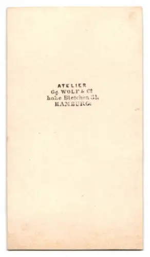 Fotografie Gg. Wolf & Co, Hamburg, Hohe Bleichen 31, Portrait eines würdevollen Herrn mit Zylinder