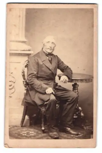 Fotografie T. Hammerø, Kopenhagen, Søtorv 42, Porträt ältere Herr Larsen