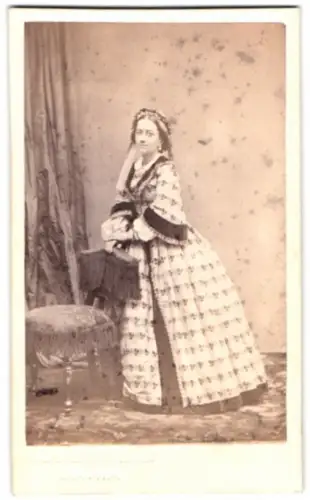 Fotografie A. Lopes Cardozo, Bahia, Frau in elegantem Kleid beim Posieren, Trockenstempel