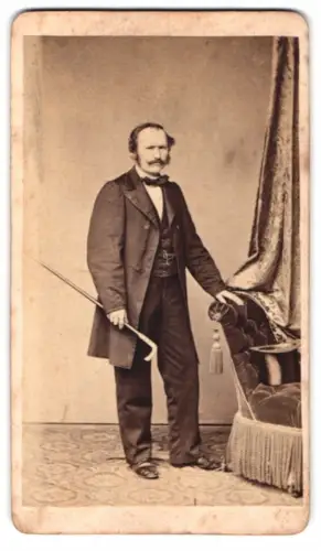 Fotografie F. Willmann, Stuttgart, Marienstr. 12, Herr mit Spazierstock