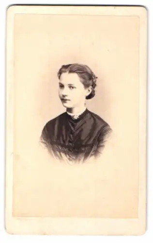 Fotografie H. Nebbien, Oldenburg, Porträt einer jungen Frau
