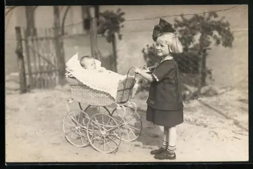 Foto-AK Mädchen schiebt ein Baby im Kinderwagen
