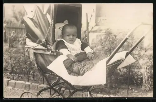 Foto-AK Kleinkind im Kinderwagen im Garten