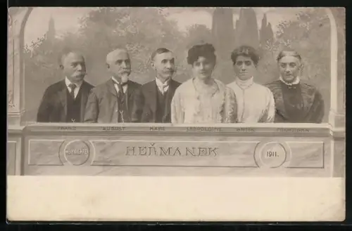AK Hermanek, Weihnachten 1911, Franz, August, Karl, Leopoldine, Anna und Franziska hinter einer Balustrade