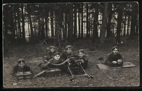AK Deutsche Soldaten mit Maschinengewehr 08 bei einer Übung
