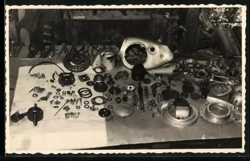 Foto-AK Einzelteile eines Puch Motorrollers