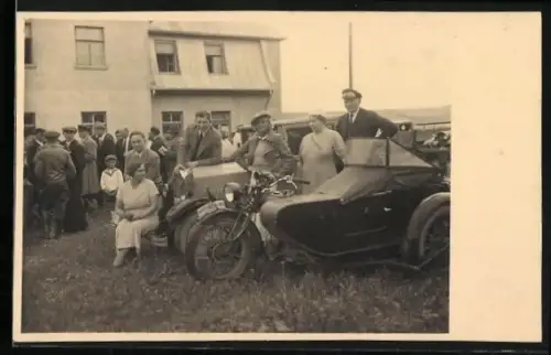 Foto-AK Motorrad mit Beiwagen und Automobil