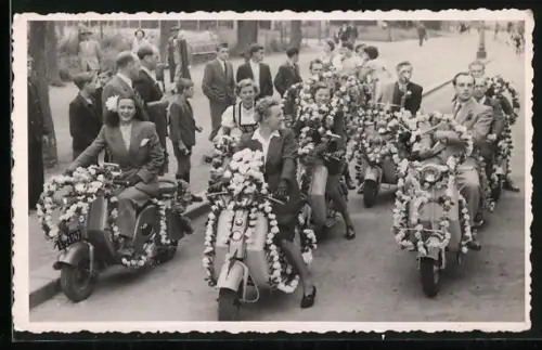 AK Festlich geschmückte Lohner L98 Motorroller