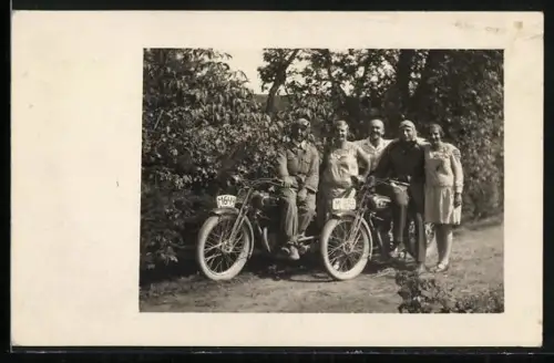 Foto-AK Männer und Frauen mit zwei Puch Motorrädern