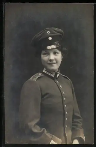 Foto-AK Junge Frau in Infanteristen-Uniform mit Schirmmütze