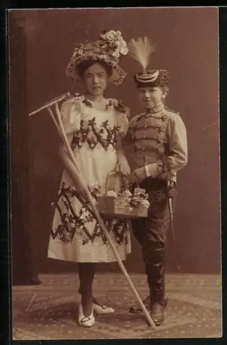 AK Zwei Mädchen im Kleid und Husaren-Uniform mit Blumenkorb