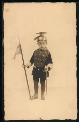 AK Kleiner Junge in Kinder-Husarenuniform mit Lanze und Säbel