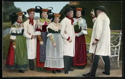 AK Tracht Schaumburg-Lippe, Mann spricht zu einer Gruppe