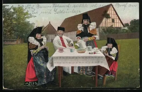 AK Familie im Garten beim Kaffee in Volkstrachten aus Schaumburg-Lippe