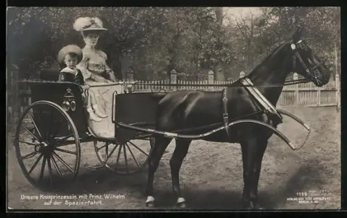 AK Kronprinzessin Cecilie mit Prinz Wilhelm in einem Einspänner