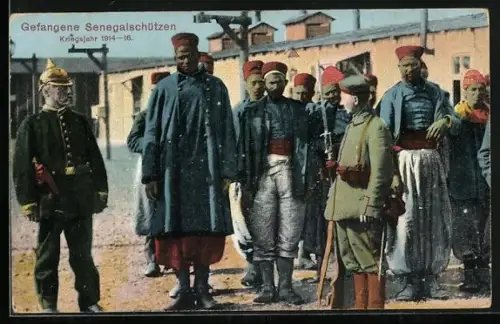 AK Kriegsgefangene Senegalschützen mit deutschen Soldaten, Kriegsjahr 1914-15
