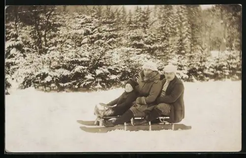 Foto-AK Familie mit ihrem Kind auf einem Schlitten