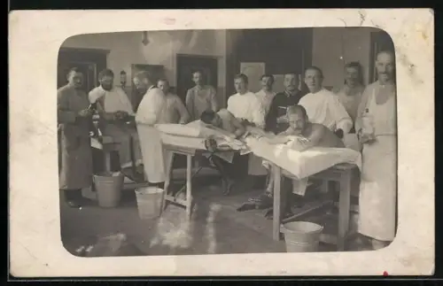 Foto-AK Drei Männer unter medizinischer Behandlung