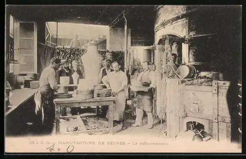 AK Sèvres, Le défournement, Porzellan