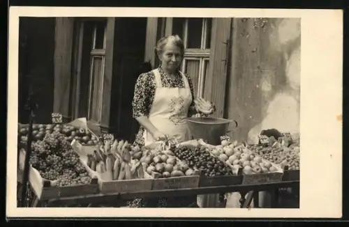 Foto-AK Obst- und Gemüse-Händlering bei ihrem Stand