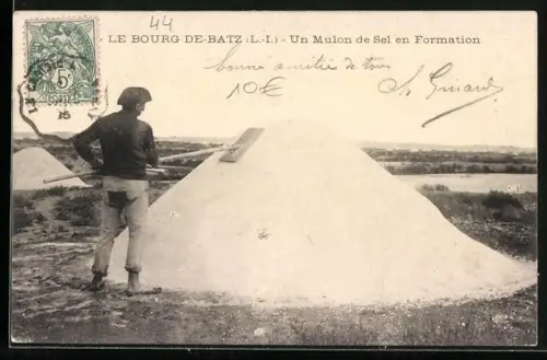 AK Le Bourg de Batz /L.-I., Un Mulon de Sel en Formation