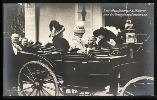 AK Das Brautpaar mit der Kaiserin und Herzogin von Cumberland