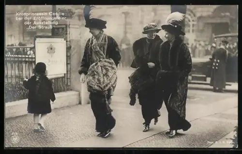 AK Berlin, Kronprinzessin Cecilie, die Gattin von Kronprinz Wilhelm bei der Eröffnungsfeier der Ausstellung Der Strauss