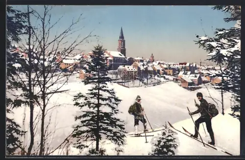 AK Johanngeorgenstadt im Erzgeb., Wintersportplatz, verschneite Stadtansicht, Skifahrer