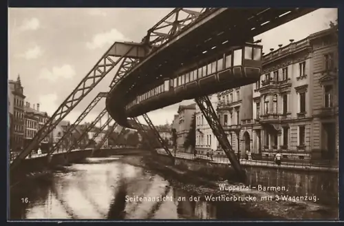 AK Wuppertal-Barmen, Schwebebahn, Seitenansicht an der Wertherbrücke mit 3 Wagenzug