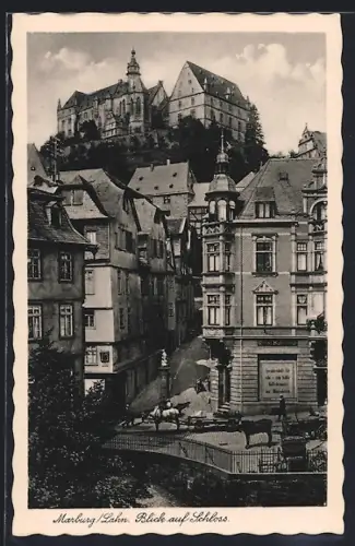 AK Marburg /Lahn, Strassenpartie mit Blick auf das Schloss