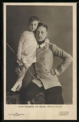 AK Kronprinz Wilhelm von Preussen umarmt seinen ältesten Sohn mit Stock in der Hand