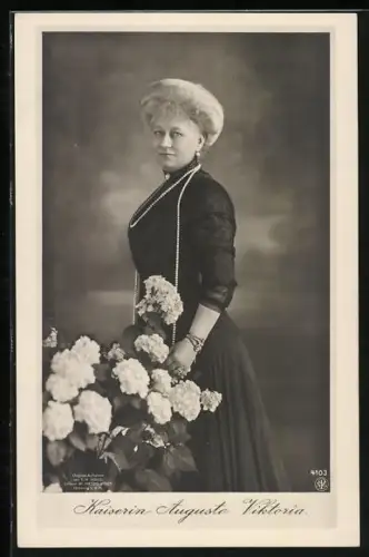 AK Kaiserin Auguste Victoria von Preussen mit Perlenkette und Blumen