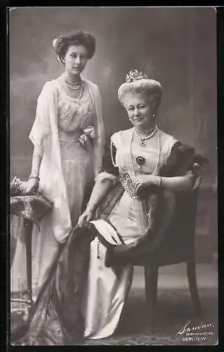 AK Kaiserin Auguste Victoria von Preussen neben Tochter Prinzessin Victoria Luise