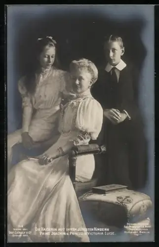 AK Kaiserin Auguste Victoria von Preussen mit ihren Kinder, Prinz Joachim u. Prinzessin Victoria Luise