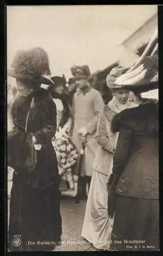 AK Kaiserin Auguste Victoria von Preussen, die Herzogin und das Brautpaar