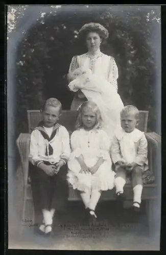 AK Herzogin Victoria Adelheid von Sachsen-Coburg-Gotha mit Erbprinz Johann Leopold, Prinzessin Sibylle u. Karoline