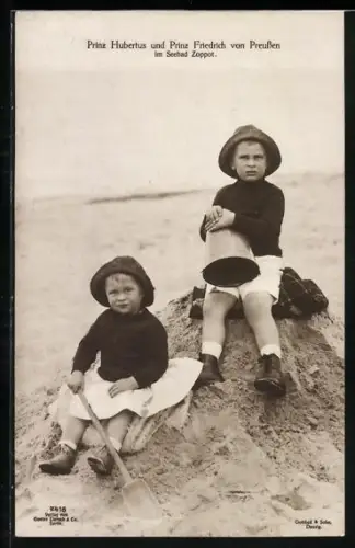 AK Zoppot, Prinz Friedrich und Prinz Hubertus am Strand, sitzend auf Sandburg