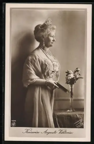 AK Kaiserin Auguste Victoria von Preussen in glanzvollem KIeid